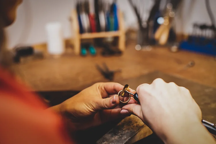 Melody Sitta, die Inhaberin der Goldmacherei aus Inden bei Düren, welche eine Reparatur-Leistung an einem Ring durchführt.